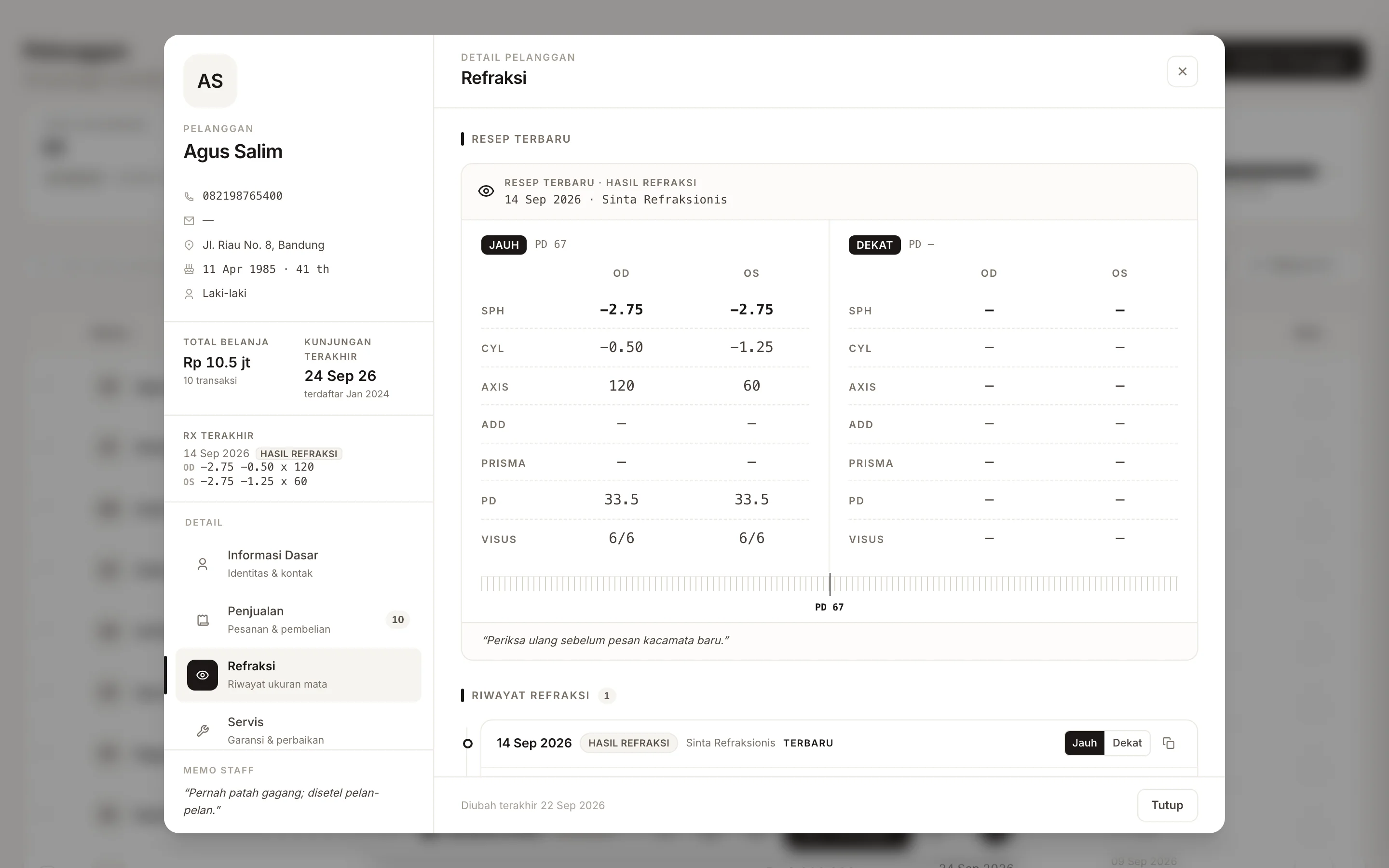 Detail pelanggan, tab Refraksi: resep jauh dan dekat untuk OD dan OS dengan SPH, CYL, AXIS, ADD, prisma, PD, dan visus, serta riwayat refraksi.